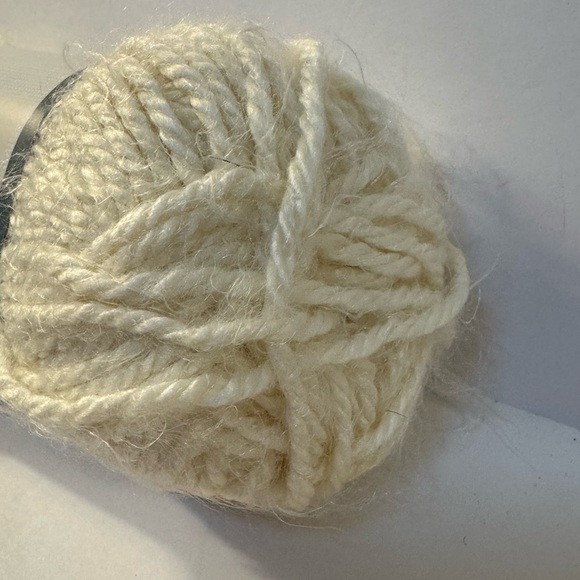 1 Skein Yarn Bee Romantique Yarn - Ivory - Picture 4 of 4
